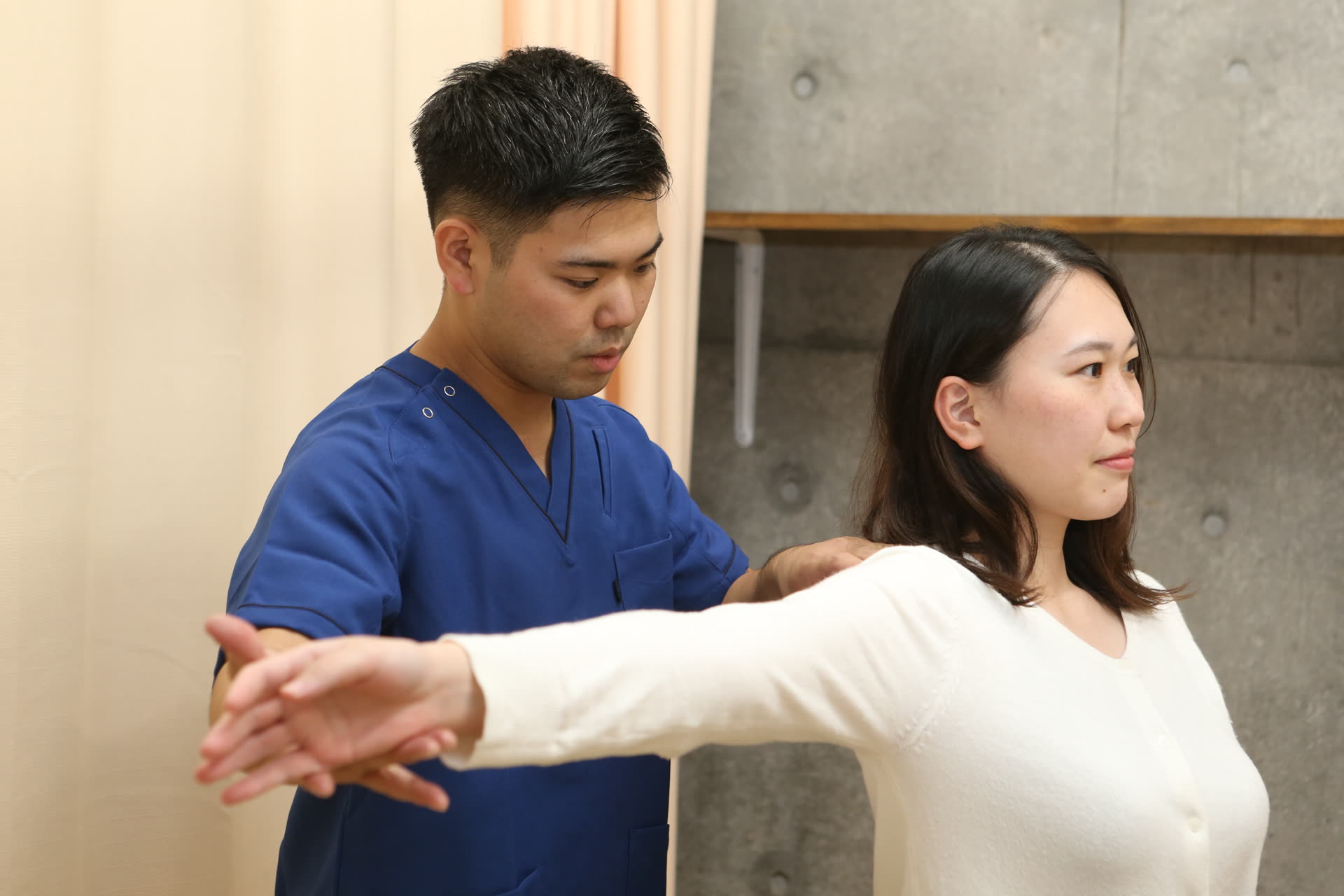 肩と腕の動きを丁寧に確認する様子