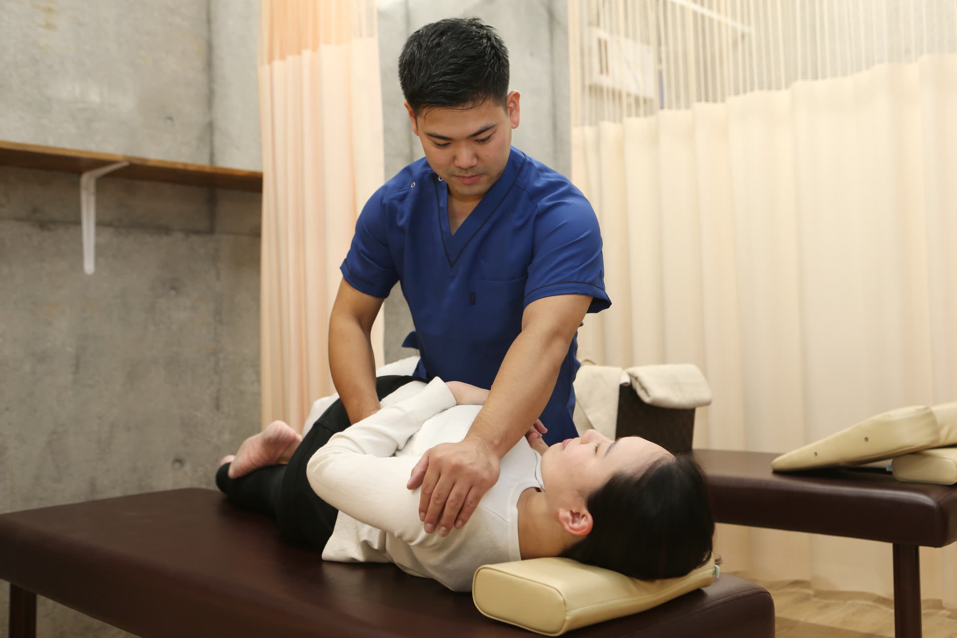 腰やお尻まわりの状態に合わせて施術する様子
